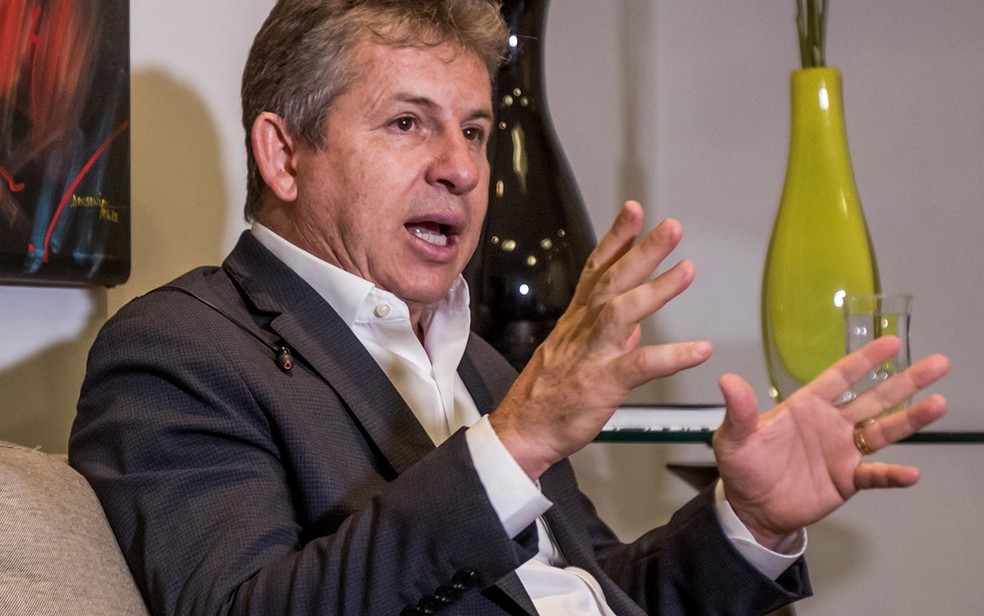 O governador Mauro Mendes durante discurso na entrega das chaves de residencial em VG, na manh desta 6, quando elogiou Jair Bolsonaro