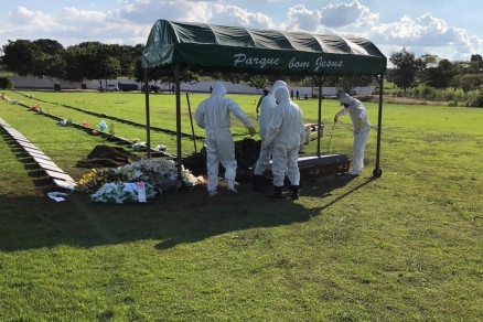 Sepultamento de uma vtima do coronavrus no Cemitrio Parque Bom Jesus de Ciuab