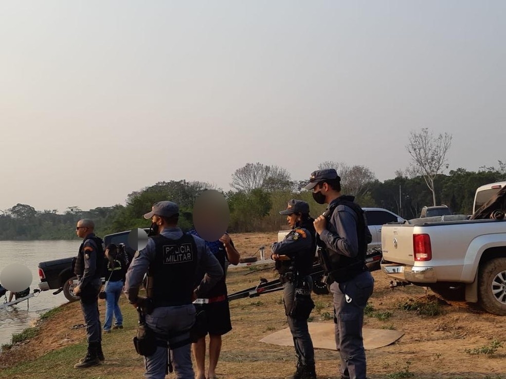 Policiais abordaram banhistas aglomerados em rio  Foto: Polcia Militar