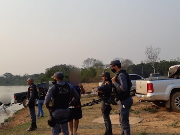 Policiais abordaram banhistas aglomerados em rio � Foto: Pol�cia Militar