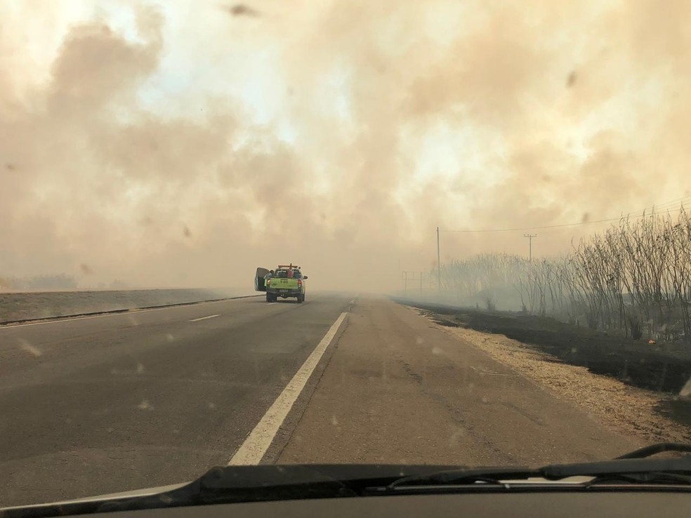 Pista foi interditada nos dois sentidos por causa da fumaa  Foto: Divulgao