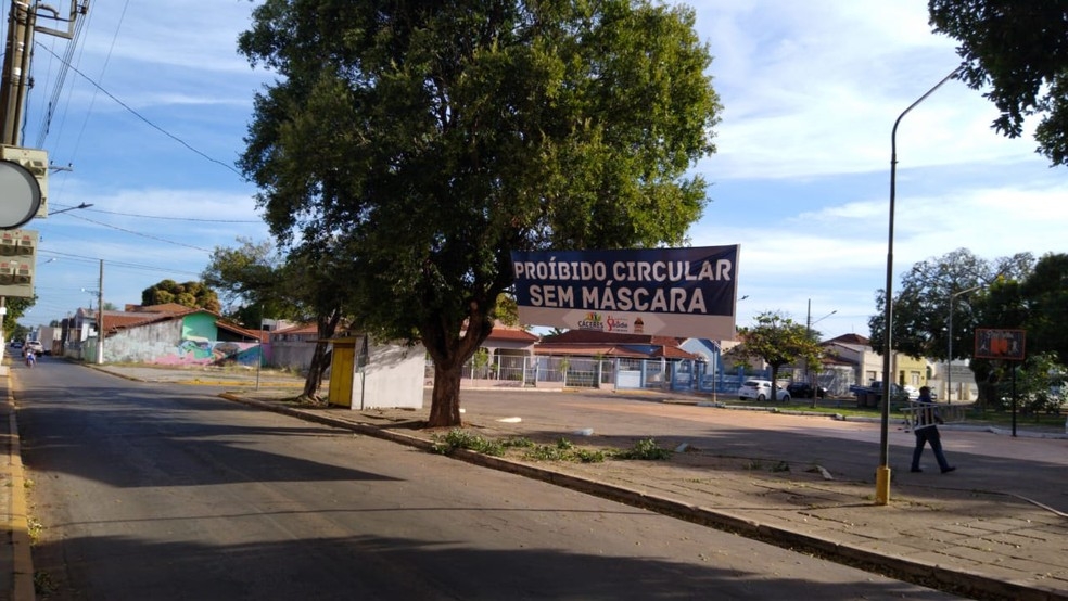 Cartazes sobre medidas preventivas contra a Covid-19 so colocadas em Cceres (MT)  Foto: Secretaria de Assistncia Social de Cceres