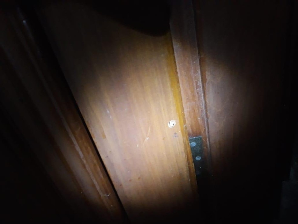 Tiros acertaram a porta do quarto do filho  Foto: Polcia Militar