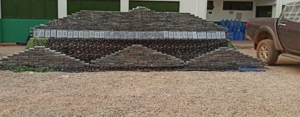 Cinco pessoas so presas na fronteira de MT com 652 kg de droga escondidos em carreta  Foto: Gefron