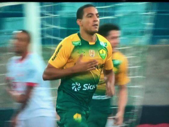 Jenison comemora o gol do Cuiab contra o Nutico
