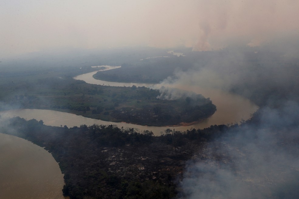 Foto aérea mostra a fumaça das queimadas ao redor do rio Cuiabá, em Poconé (MT), no Pantanal — Foto: Amanda Perobelli/Reuters