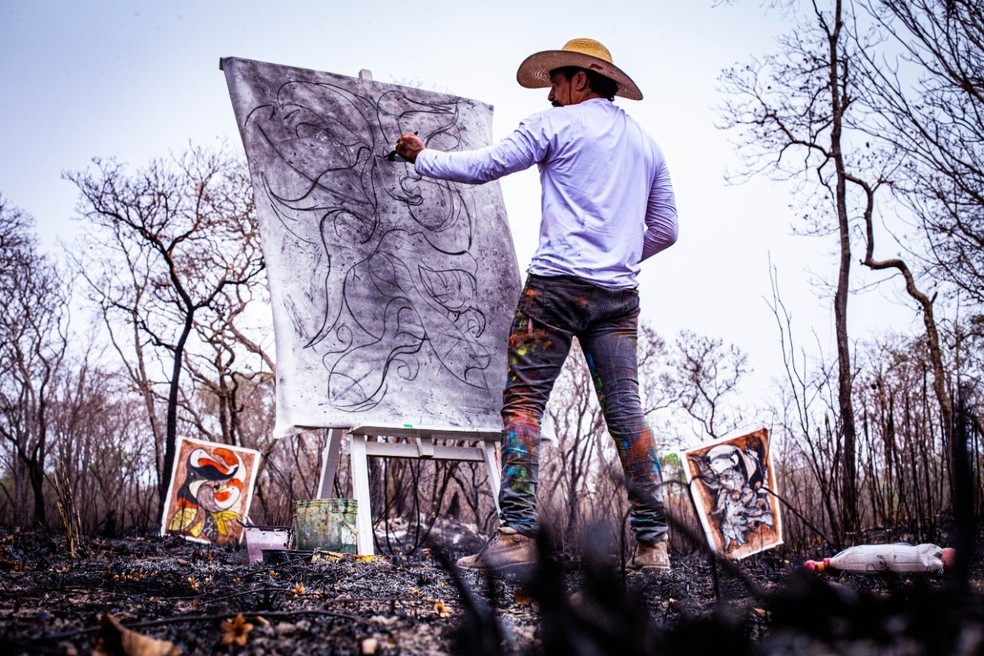 Com cinzas, artista produziu as obras de arte — Foto: Taiguara Luciano/Divulgação