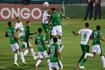 Lance da partida entre Guarani e Cuiab, vlida pela dcima sexta rodada do Campeonato Brasileiro srie B