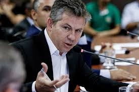 O governador Mauro Mendes durante coletiva  imprensa, logo aps a posse do novo secretrio de Educao, Alan Porton, na manh desta tera