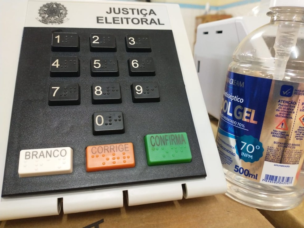 Urnas eletrnicas devem ser higienizadas a cada voto  Foto: Gabriel Vieira/TV TEM