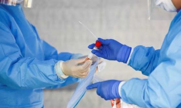 Todos os membros da famlia faro um teste rpido de Covid-19 por ms e um exame de sangue a cada trs meses