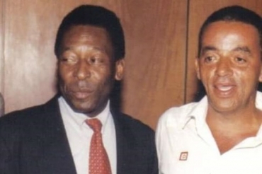 Luiz Carlos Beleza ao lado de Pel, de quem se tornou amigo aps jogar no Santos