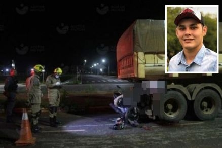 Moto bateu na traseira da carreta, que estava estacionada