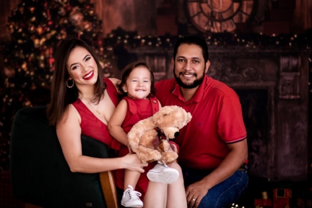 Mariana ao lado do marido e filho