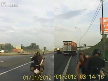 Casal � flagrado fazendo sexo em cima de moto em movimento 