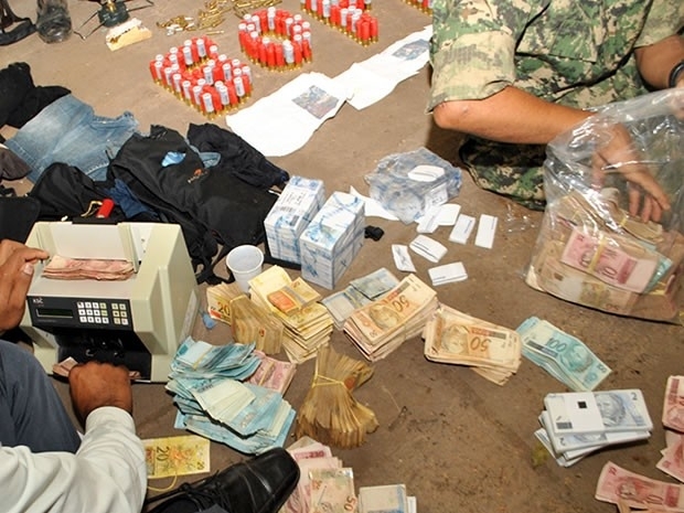 Alm das armas e munies, todo dinheiro do banco foi recuperado.