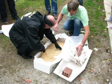 Ao abrir o caixo, polcia encontrou apenas um tijolo e um lenol