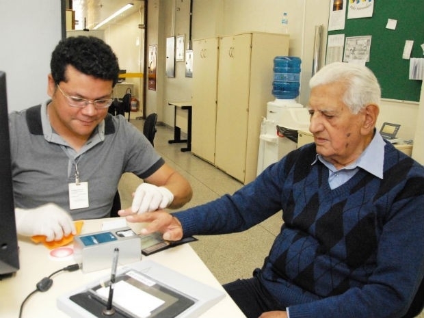 Alm do hbito de dirigir, Laurindo conta que continua votando e vai  academia duas vezes por semana