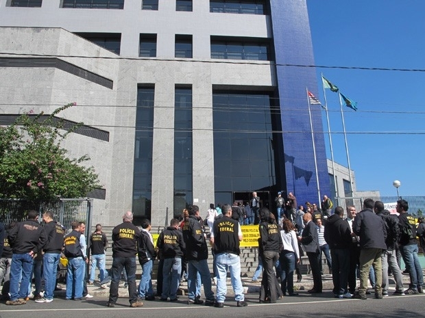 Policiais federais entregaram as armas e fizeram manifestao em So Paulo
