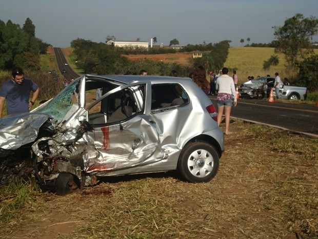 Carro e caminhonete batem de frente e matam dois em Penpolis, SP