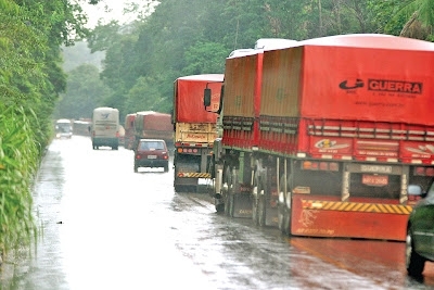 No incio da tarde deste sbado, o trfego de veculos est sendo controlado pela PRF