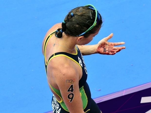 Pmella caiu de bicicleta enquanto ocupava o primeiro peloto; a brasileira terminou em 30