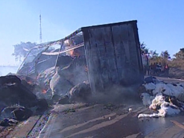 Fogo consumiu toda a carga de algodo do carreta