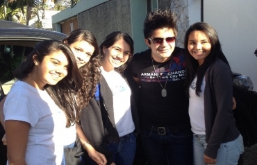 Aps deixar delegacia, cantor Cristiano Arajo tira foto com fs na porta de produtora 