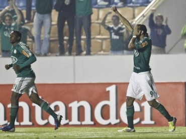 O argentino marcou dois belos gols na Arena Barueri e decidiu para o Palmeiras