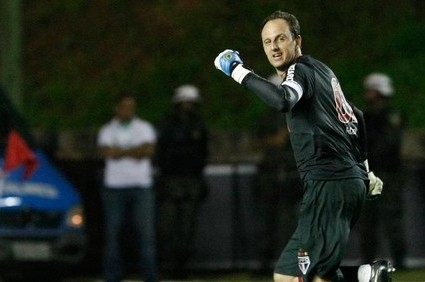 Rogrio Ceni comemora gol do So Paulo, logo no incio do jogo