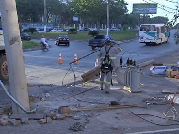 Veculo derrubou poste em Cuiab aps coliso na madrugada do dia 6 de julho