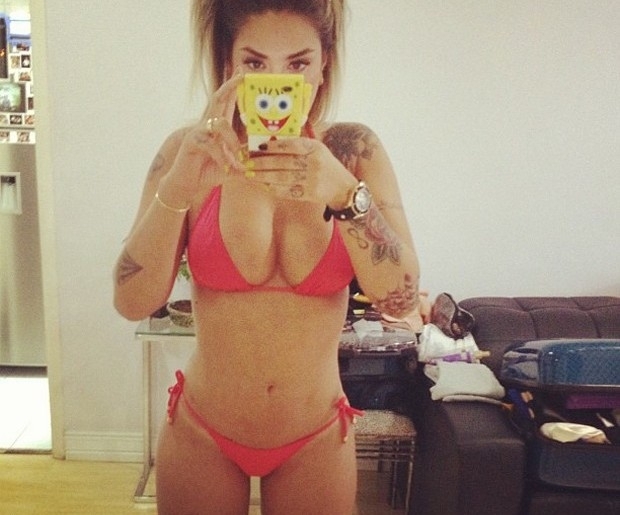 Dani Bolina posta foto de biquni e reclama: 