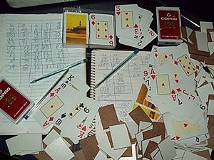 Baralhos e cadernetas de anotaes foram apreendidos.