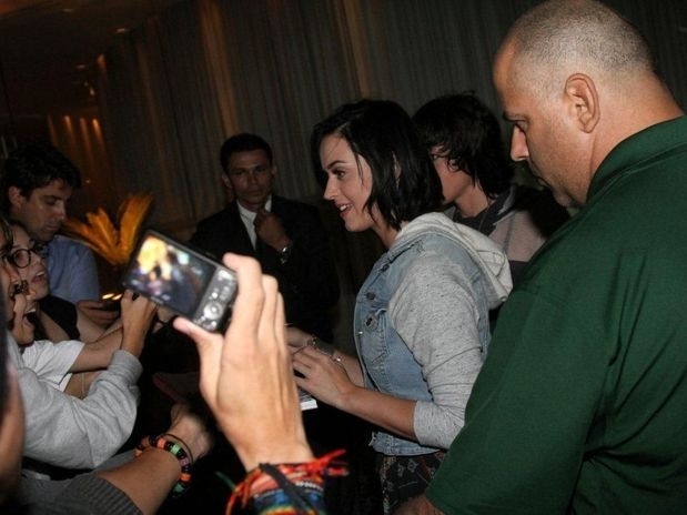 A cantora distribui autgrafos e tirou fotos com o pblico