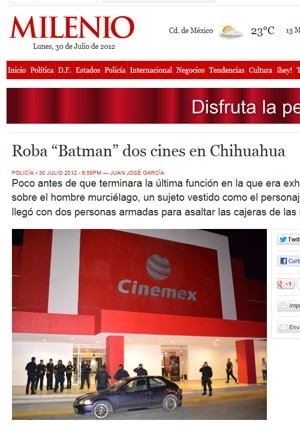 Policiais em frente a um dos cinemas assaltados na madrugada desta segunda (30) na cidade mexicana de Chihuahua