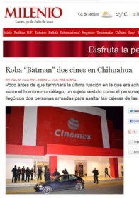 Policiais em frente a um dos cinemas assaltados na madrugada desta segunda (30) na cidade mexicana de Chihuahua