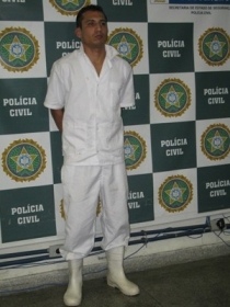 Zira foi preso com a roupa de trabalho