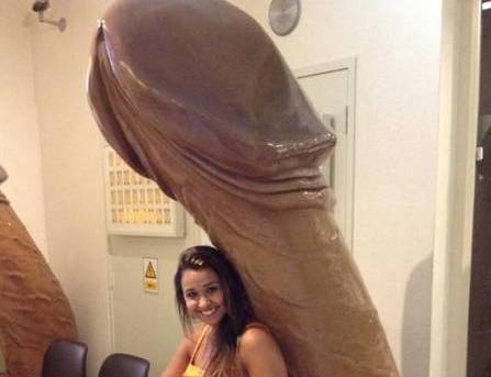 Tenente da PM Jlia Liers de Oliveira posta imagem ousada no Museu do Sexo durante viagem