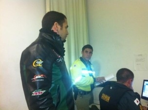 Latino na delegacia da cidade de Nazareno