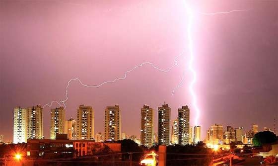 O fotgrafo Fablcio Rodrigues diz que seu medo  menor que a curiosidade e o fascnio das imagens que captura com duas cmeras fotogrficas