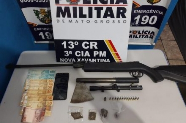 O suspeito ostentava dinheiro, arma de fogo e munies com o filho recm-nascido no colo