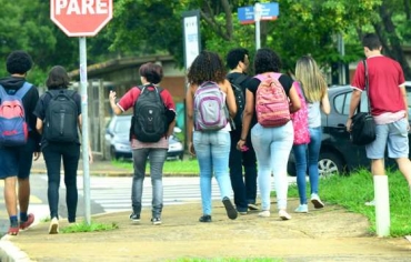 Desde 18 de julho de 2020, a taxa de infec��o pela Covid-19 em adolescentes e jovens de 20 a 29 anos foi a que mais cresceu