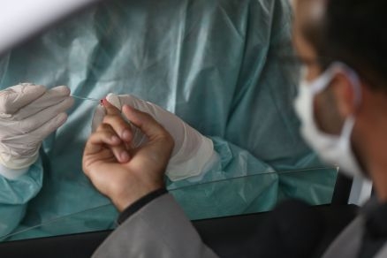 Profissional da sade retira amostra de sangue para exame que detecta o vrus