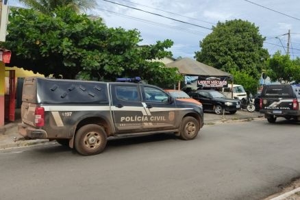 Policiais encontraram veculo com sinais de adulterao nas placas e nos vidros
