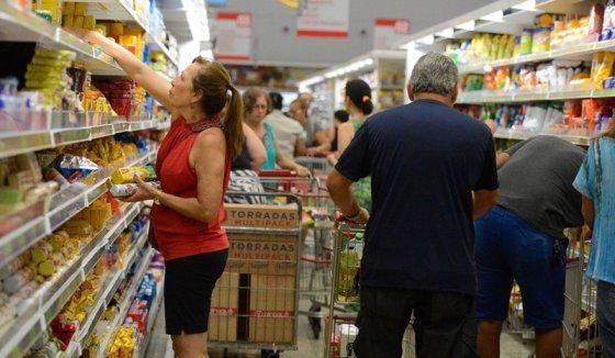 Pesaram sobre o oramento das famlias alimentos essenciais como feijo (+45%), leo de soja (+34%), acar (+33%), a carne (+30,66%) e o po francs (+15%)