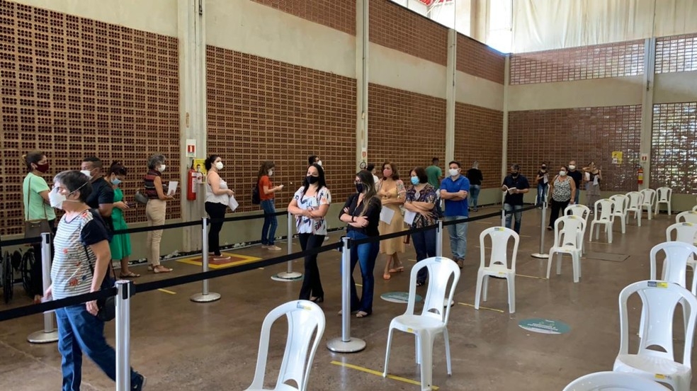 Fila para vacinao no Centro de Eventos do Pantanal em Cuiab  Foto: Marcelo Souza/TVCA