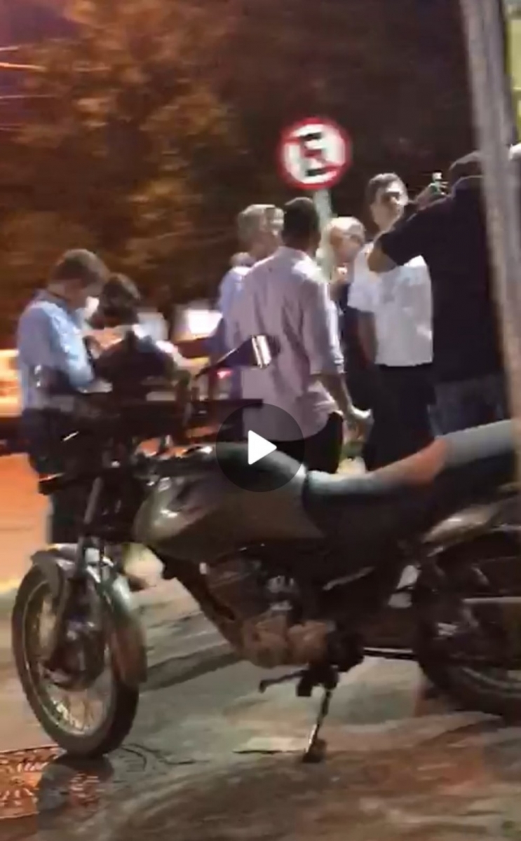 Emanuel Pinheiro  flagrado bebendo cerveja com secretrios  Foto: Reproduo