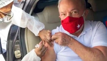 O imunizante foi aplicado numa estao de vacinao drive-thru, em So Bernardo do Campo