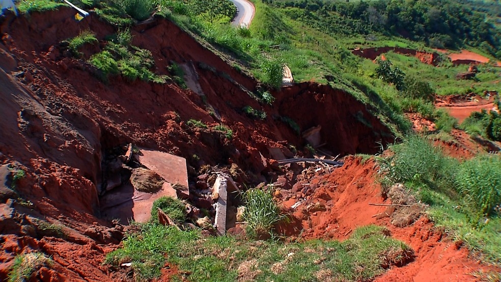 Cratera aberta por causa da chuva na MT-480  Foto: Reproduo