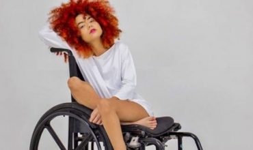 Nas redes sociais, jovem modelo tem quase 9 mil seguidores e aborda temas como capacitismo
